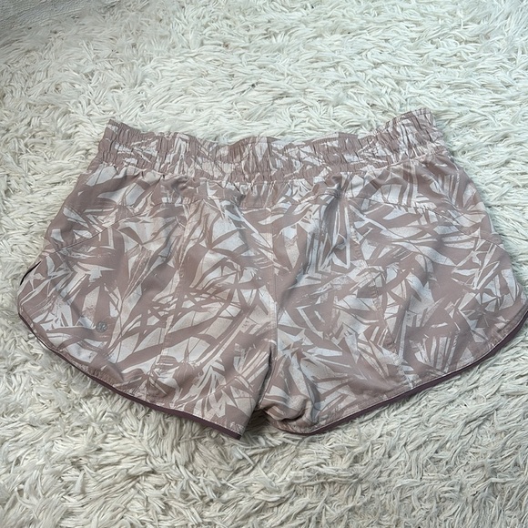 Lululemon Choose A Side Short *Reversible 3" Shadow Leaf Light Ivory Muse / Dust - Picture 4 of 6